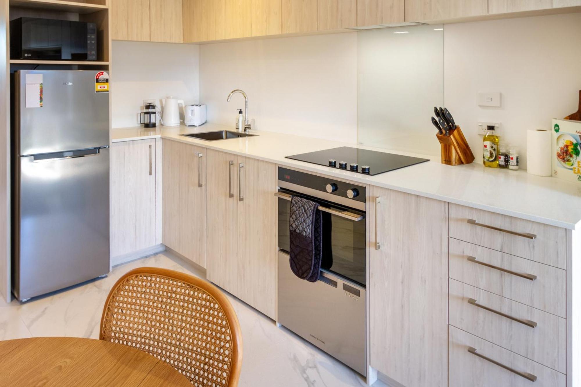 Downtown Delight: Studio At 8 Wilmer With Backyard Christchurch Exterior photo