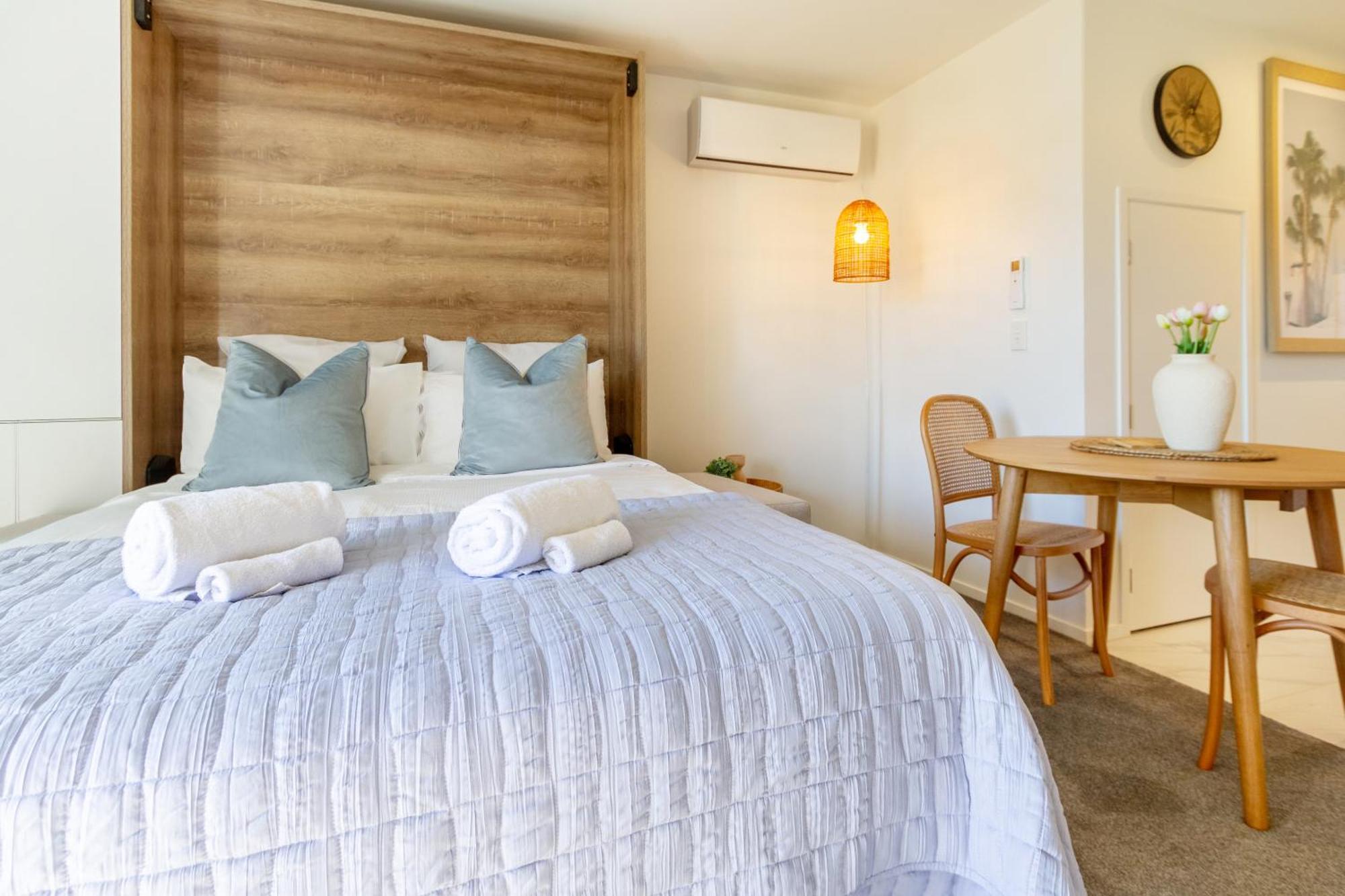 Downtown Delight: Studio At 8 Wilmer With Backyard Christchurch Exterior photo