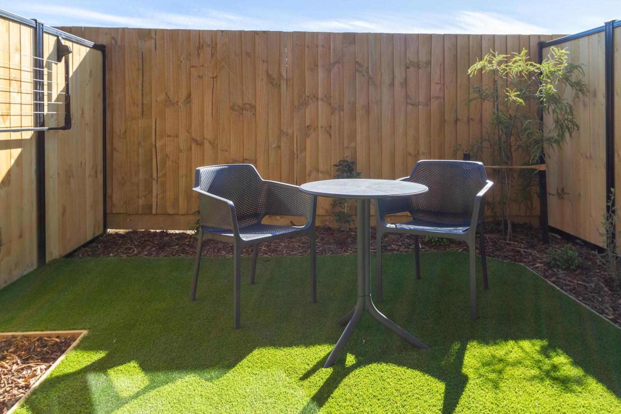 Downtown Delight: Studio At 8 Wilmer With Backyard Christchurch Exterior photo