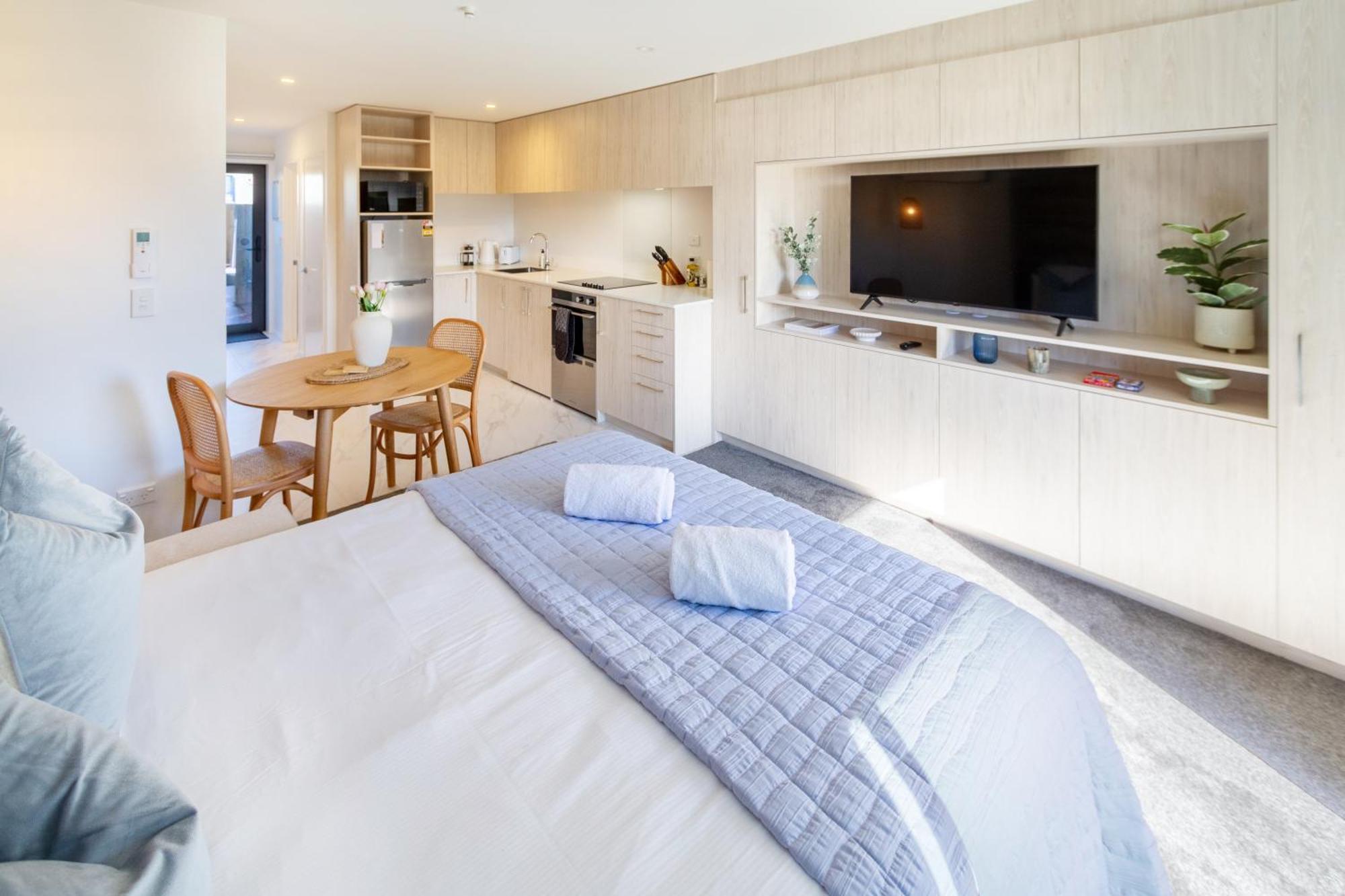 Downtown Delight: Studio At 8 Wilmer With Backyard Christchurch Exterior photo